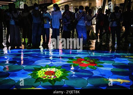 Bangkok, Bangkok, Thailandia. 14 novembre 2024. 14 novembre 2024, Bangkok, Thailandia, il percorso presenta le luci illuminate del Krathong virtuale a terra durante il festival Loy Krathong a Bangkok. Il Virtual Loy Krathong con tecnologia di mappatura della proiezione ha avuto luogo presso il passerella Pathum Wan di Bangkok, con l'obiettivo di ridurre gli sprechi nell'annuale festival Loy Krathong. (Immagine di credito: © Wissarut Weerasopon/ZUMA Press Wire) SOLO PER USO EDITORIALE! Non per USO commerciale!/Alamy Live News Foto Stock