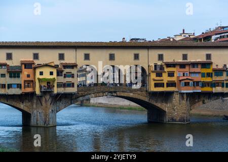 Il Ponte Vecchio è il più antico ponte sull'Arno nella città italiana di Firenze ed è considerato uno dei più antichi ponti ad arco segmentari del Foto Stock