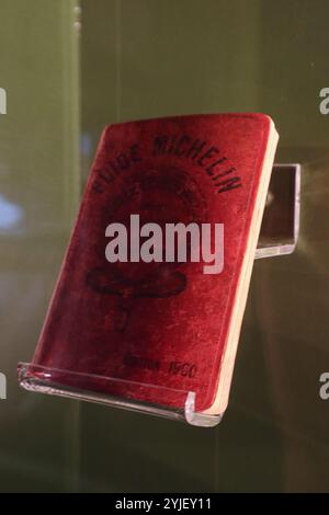 Mappe stradali d'epoca e guide della Michelin, un famoso produttore di pneumatici francesi Foto Stock
