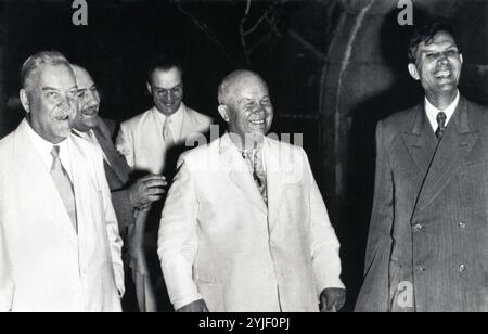 Nikita Khrushchev, Nikolai Bulganin e Mikhail Suslov. Estate 1955. Museo: © Cortesia di Dmitri Baltermants. Copyright: Questa illustrazione non è di dominio pubblico. È vostra responsabilità per ottenere tutte le terze parti autorizzazioni dal gestore di copyright nel vostro paese prima della pubblicazione. Foto Stock