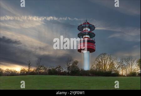 Nouvelle-Aquitaine, Francia - 8 novembre 2024 - cielo autunnale al tramonto con nuvole di neve in Francia e un albero radio Foto Stock