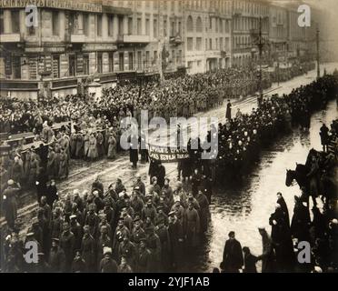 Cerimonia funebre delle vittime della rivoluzione di febbraio a Pietrogrado. Marzo 1917. Museo: Archivio fotografico e cinematografico di stato russo, Krasnogorsk. Autore: Pyotr Adolfovich Otsup. Copyright: Questa opera non è di dominio pubblico. È responsabilità dell'utente ottenere tutte le autorizzazioni di terze parti necessarie dal gestore del copyright nel proprio paese prima della pubblicazione. Foto Stock