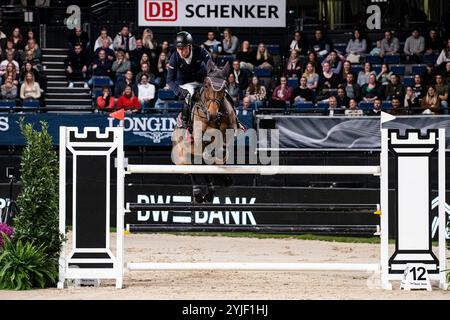 Stoccarda, Germania. 14 novembre 2024. Sieger Hans Dieter Dreher auf ForPleasure du Moulin BW-Bank Hallenchampionat Nat. Springpruefung, Kuala Lumpur. S mit Stechen Finalpruefung GER, Stoccarda German Masters 2024, 38. internationale Reitturnier, 14.11.2024 foto: Eibner-Pressefoto/Roger Buerke credito: dpa/Alamy Live News Foto Stock