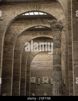 VISTA DELL'INTERNO - ARQUERIA ROMANA. Autore: RAFAEL MONEO. UBICAZIONE: MUSEO NACIONAL DE ARTE ROMANO. Badajoz. SPAGNA. Foto Stock