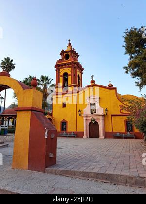 Bernal, Queretaro, Messico - 12 febbraio 2023: Città magica nello stato messicano di Quertaro è ai piedi della roccia, il terzo monolite più grande Foto Stock