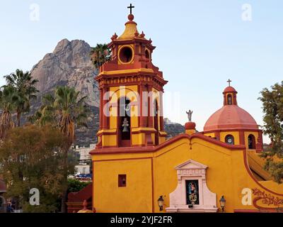 Bernal, Queretaro, Messico - 12 febbraio 2023: Città magica nello stato messicano di Quertaro è ai piedi della roccia, il terzo monolite più grande Foto Stock