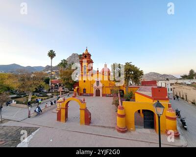 Bernal, Queretaro, Messico - 12 febbraio 2023: Città magica nello stato messicano di Quertaro è ai piedi della roccia, il terzo monolite più grande Foto Stock