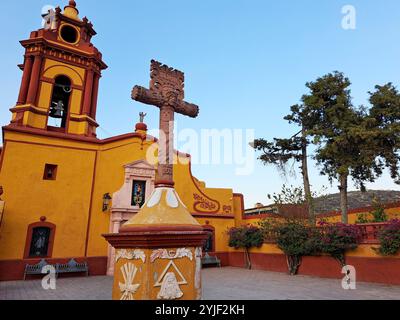 Bernal, Queretaro, Messico - 12 febbraio 2023: Città magica nello stato messicano di Quertaro è ai piedi della roccia, il terzo monolite più grande Foto Stock