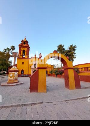 Bernal, Queretaro, Messico - 12 febbraio 2023: Città magica nello stato messicano di Quertaro è ai piedi della roccia, il terzo monolite più grande Foto Stock