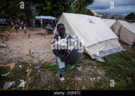 Port-au-Prince, Port-au-Prince, Haiti. 14 novembre 2024. Haiti persone in fuga sotto attacco di gang (immagine di credito: © Patrice Noel/ZUMA Press Wire) SOLO USO EDITORIALE! Non per USO commerciale!/Alamy Live News Foto Stock