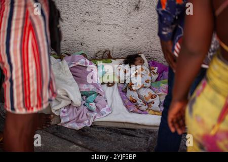 Port-au-Prince, Port-au-Prince, Haiti. 14 novembre 2024. Haiti persone in fuga sotto attacco di gang (immagine di credito: © Patrice Noel/ZUMA Press Wire) SOLO USO EDITORIALE! Non per USO commerciale!/Alamy Live News Foto Stock