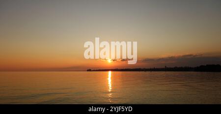 Tramonto con il sole riflesso sul lago di Ginevra Foto Stock
