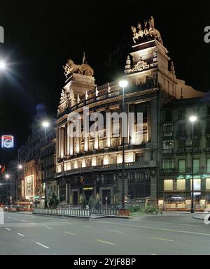 EDIFICIO BANCO DE BILBAO EN MADRID (1920/23) CALLE ALCALA 16 - HOY SEDE CONSEJERIA DE MEDIO AMBIENTE DE LA COMUNIDAD DE MADRID- FOTO NOCTURNA AÑOS 60. AUTORE: RICARDO BASTIDA Y BILBAO (1879-1953). Posizione: ESTERNO. MADRID. SPAGNA. Foto Stock