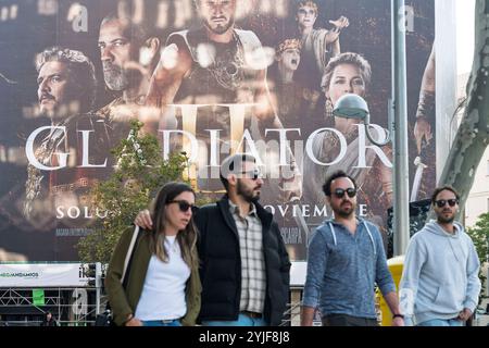 Madrid, Spagna. 9 novembre 2024. I pedoni passano davanti a un grande cartellone pubblicitario che promuove il film Gladiator II (Gladiator 2), prodotto dalla Red Wagon Entertainment, distribuito dalla Paramount Pictures e diretto da Ridley Scott, in Spagna. (Immagine di credito: © Xavi Lopez/SOPA Images via ZUMA Press Wire) SOLO PER USO EDITORIALE! Non per USO commerciale! Foto Stock