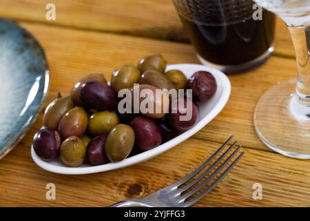 Olive nere e verdi in un piatto Foto Stock