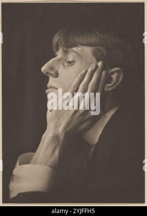 Aubrey Beardsley. Artista: Frederick H. Evans (britannico, Londra 1853-1943 Londra). Dimensioni: 13,6 x 9,7 cm (5 3/8 x 3 13/16 poll.); 12,3 x 9,5 cm (4 13/16 x 3 3/4 poll.). Data: CA. 1894. Una figura importante nel Pictorialismo britannico e una forza trainante della sua influente società, il Linked Ring, Frederick Evans è meglio conosciuto per le sue commoventi interpretazioni delle cattedrali medievali rese con una sottigliezza senza pari nelle stampe in platino. Fino al 1898, Evans possedeva una libreria a Londra dove, secondo George Bernard Shaw, era il libraio ideale, chiacchierando con i suoi clienti per acquistare ciò che riteneva giusto f Foto Stock