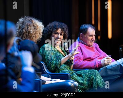 Susie Essman e Richard Kind partecipano a Still Screaming: Celebrating the Career and Comedy of Gilbert Gottfried all'Hard Rock di New York, New York il 13 novembre 2024. (Foto di David Warren /Sipa? USA) credito: SIPA USA/Alamy Live News Foto Stock