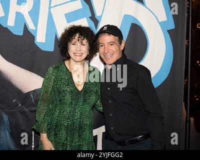 Susie Essman e Adam Sands partecipano a Still Screaming: Celebrating the Career and Comedy of Gilbert Gottfried all'Hard Rock di New York, New York il 13 novembre 2024. (Foto di David Warren /Sipa? USA) credito: SIPA USA/Alamy Live News Foto Stock