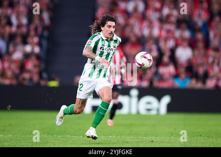 Hector Bellerin del Real Betis Balompie con la palla durante il LaLiga EA Sports match tra Athletic Club e Real Betis Balompie a San Mames il novembre Foto Stock