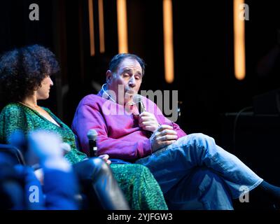 Susie Essman e Richard Kind partecipano a Still Screaming: Celebrating the Career and Comedy of Gilbert Gottfried all'Hard Rock di New York, New York il 13 novembre 2024. (Foto di David Warren /Sipa? USA) credito: SIPA USA/Alamy Live News Foto Stock