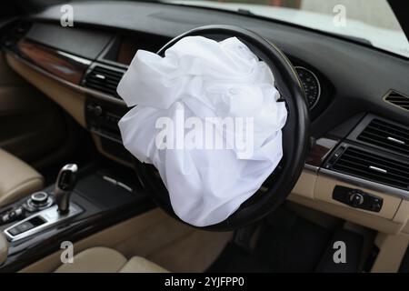 Airbag aperto in automobile, primo piano. Attrezzature di sicurezza per auto Foto Stock