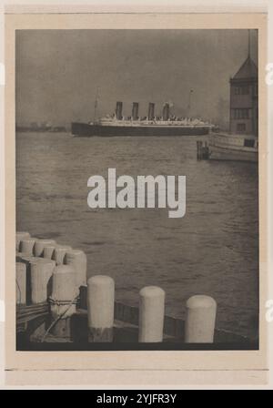 In uscita, la Mauretania. Artista: Alfred Stieglitz (americano, Hoboken, New Jersey 1864-1946 New York). Dimensioni: 33,3 x 25,8 cm (13 1/8 x 3/16 pollici). Data: 1910, stampato prima del 1913. Come proprietario delle Little Galleries of the Photo-Secession e editore della rivista fotografica camera Work, Stieglitz fu la forza principale nel riconoscimento della fotografia come arte in America tra la fine del XIX e l'inizio del XX secolo. Stieglitz pubblicò questa foto di una nave a vapore al largo del lungomare di New York nel numero di ottobre 1911 di camera Work, che presentava sedici fotogravu Foto Stock