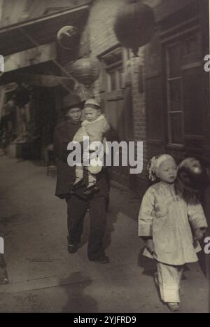 Una visita in vacanza. Artista: Arnold Genthe (americano (nato in Germania), Berlino 1869-1942 New Milford, Connecticut). Dimensioni: Immagine: 34 x 22,8 cm (13 3/8 x 9 pollici). Data: 1895-1908. Poco dopo essere arrivato in California dalla Germania nel 1895, Arnold Genthe ha iniziato a vagare per le strade di Chinatown con una telecamera nascosta, intento a registrare le vestigia sopravvissute delle tradizioni del vecchio mondo in questa fiorente enclave etnica. Nei successivi dieci anni, tornò ripetutamente al "Canton dell'Occidente", pubblicando infine le fotografie come libro, Pictures of Old Chinatown, nel 1908. Nella sua autobiografia, Genthe Foto Stock