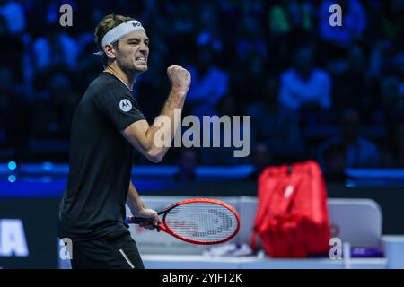 Torino, Italia. 14 novembre 2024. Taylor Fritz degli Stati Uniti celebra durante il match maschile nella fase a gironi contro l'australiano Alex De Minaur il quinto giorno delle finali Nitto ATP 2024 all'Inalpi Arena Credit: SOPA Images Limited/Alamy Live News Foto Stock