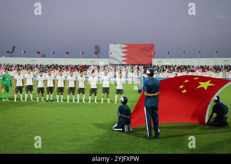 Riffa, Bahrein. 14 novembre 2024. La Cina si candida per l'inno nazionale prima della partita di qualificazione del gruppo C della Coppa del mondo FIFA 2026 tra Cina e Bahrein a Riffa, Bahrein, 14 novembre 2024. Crediti: Wang Haizhou/Xinhua/Alamy Live News Foto Stock