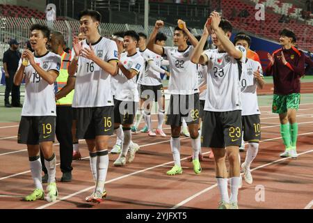 Riffa, Bahrein. 14 novembre 2024. I giocatori della Cina salutano il pubblico dopo la partita di qualificazione del gruppo C della Coppa del mondo FIFA 2026 tra Cina e Bahrein a Riffa, Bahrein, 14 novembre 2024. Crediti: Wang Haizhou/Xinhua/Alamy Live News Foto Stock