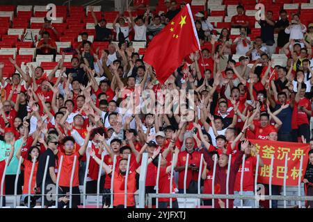 Riffa, Bahrein. 14 novembre 2024. I tifosi della Cina fanno il tifo per la partita del gruppo C delle qualificazioni asiatiche della Coppa del mondo FIFA 2026 tra Cina e Bahrein a Riffa, Bahrein, 14 novembre 2024. Crediti: Wang Haizhou/Xinhua/Alamy Live News Foto Stock