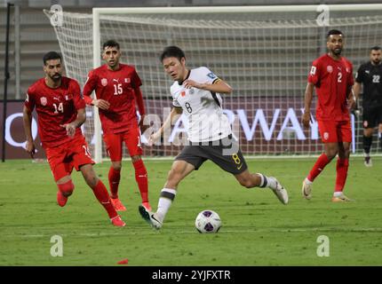 Riffa, Bahrein. 14 novembre 2024. Li Yuanyi (C) della Cina gareggia durante la partita del gruppo C delle qualificazioni asiatiche della Coppa del mondo FIFA 2026 tra Cina e Bahrein a Riffa, Bahrein, 14 novembre 2024. Crediti: Wang Haizhou/Xinhua/Alamy Live News Foto Stock