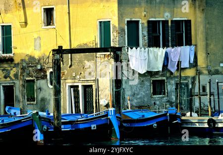 Architettura residenziale e barche, Venezia, Italia Foto Stock