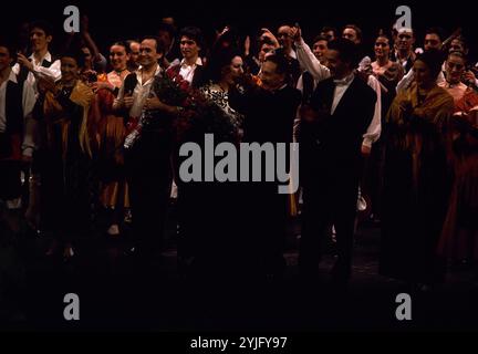 SALUDO DESPEDIDA DE LA COMPAÑIA DE TEATRO AL FINAL DE LA OPERA LA DOLORES, OPERA DE TOMAS BRETON, EN EL CENTRO MONSERRAT CABALLE, JOSE CARRERAS Y TAMA. Autore: TAMAYO JOSE. UBICAZIONE: TEATRO DE LA ZARZUELA. MADRID. SPAGNA. Foto Stock