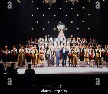 SALUDO DESPEDIDA DE LA COMPAÑIA DE TEATRO AL FINAL DE LA OPERA LA DOLORES, OPERA DE TOMAS BRETON. Autore: TAMAYO JOSE. UBICAZIONE: TEATRO DE LA ZARZUELA. MADRID. SPAGNA. VIRGEN DEL PILAR. Foto Stock