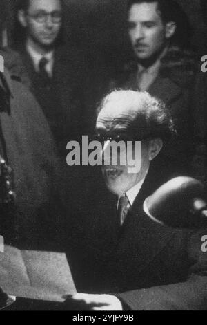 Julián Besteiro RECONOCE EL FIN A LA RESISTENCIA DE MADRID EN ONU PUESTO DE UNIO RADIO EN EL SOTANO del Ministerio de Hacienda, 5 de marzo de 1939. Autore: Alfonso. Foto Stock