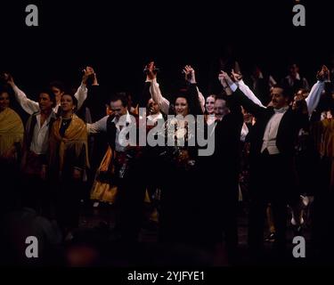 SALUDO DESPEDIDA DE LA COMPAÑIA DE TEATRO AL FINAL DE LA OPERA LA DOLORES, OPERA DE TOMAS BRETON, EN EL CENTRO MONSERRAT CABALLE, JOSE CARRERAS Y TAMA. Autore: TAMAYO JOSE. UBICAZIONE: TEATRO DE LA ZARZUELA. MADRID. SPAGNA. MONTSERRAT CABALLE. TAMAYO RIVAS JOSE. JOSE CARRERAS. MARTIN MILAGROS. Foto Stock