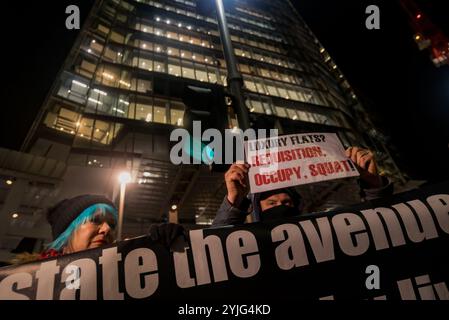 Londra, Regno Unito. 8 febbraio 2018. Protesta contro la guerra di classe fuori dallo Shard questa sera dopo aver sconfitto il tentativo degli avvocati che rappresentano la famiglia reale del Qatar, proprietaria dell'edificio, di emettere un'ingiunzione per impedire la loro protesta. La protesta è stata allo Shard, dove si dice che ci siano 10 50 milioni di sterline di appartamenti che sono rimasti vuoti da quando l'edificio è stato completato, in un momento in cui Londra ha un'enorme crisi abitativa con così tanti senzatetto e che dormono per strada. Class War mira a evidenziare l'enorme numero di proprietà vuote a Londra, dove ci sono così tanti grandi sviluppi di alto livello Foto Stock