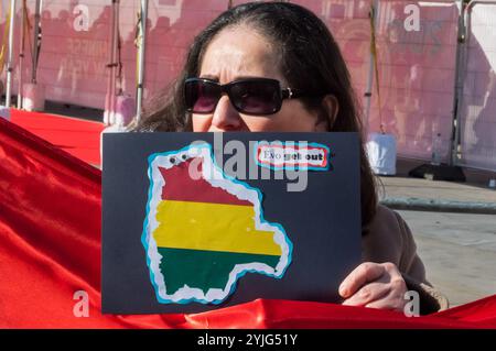 Londra, Regno Unito. 17 febbraio 2018. I boliviani protestano a Trafalgar Square contro il presidente Evo Morales, che ha vinto un appello della Corte Suprema che gli permetterà di candidarsi per un quarto mandato nel 2019 dopo che un referendum del 21 febbraio 2016 aveva votato contro la modifica costituzionale. Il governo sostenne che aveva perso a causa di una campagna diffamatoria illegale contro Morales, il primo leader indigeno del paese, in carica dal 2006, e afferma che ha bisogno di più tempo al potere per consolidare il programma di riforme sociali del suo partito. I manifestanti lo accusano di voler essere un dittatore e abandoni Foto Stock