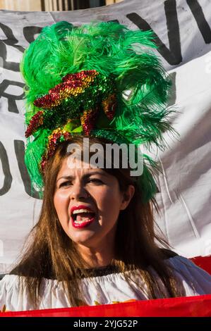 Londra, Regno Unito. 17 febbraio 2018. I boliviani protestano a Trafalgar Square contro il presidente Evo Morales, che ha vinto un appello della Corte Suprema che gli permetterà di candidarsi per un quarto mandato nel 2019 dopo che un referendum del 21 febbraio 2016 aveva votato contro la modifica costituzionale. Il governo sostenne che aveva perso a causa di una campagna diffamatoria illegale contro Morales, il primo leader indigeno del paese, in carica dal 2006, e afferma che ha bisogno di più tempo al potere per consolidare il programma di riforme sociali del suo partito. I manifestanti lo accusano di voler essere un dittatore e abandoni Foto Stock