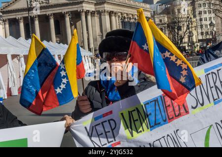 Londra, Regno Unito. 17 febbraio 2018. Un raduno d'emergenza a Trafalgar Square chiede di porre fine alle sanzioni economiche e diplomatiche dell'UE e degli Stati Uniti contro il Venezuela a sostegno degli interessi delle società internazionali che rendono difficile per il paese la ripresa dopo il crollo dei prezzi del petrolio nel 2015. L'ultimo attacco al paese è il rifiuto da parte degli Stati Uniti delle elezioni del 22 aprile 2018, un attacco alla sovranità venezuelana e il diritto del paese di determinare il proprio destino. I venezuelani temono che gli Stati Uniti intendano condurre un’invasione come quella dell’Iraq. I manifestanti insistono su questo nonostante il duro Foto Stock