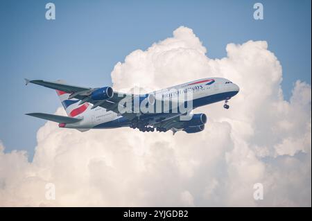 21.10.2024, Singapore, Repubblica di Singapore, Asia - Un aereo passeggeri Airbus A380-841 della British Airways si avvicina all'aeroporto di Changi per l'atterraggio. Foto Stock