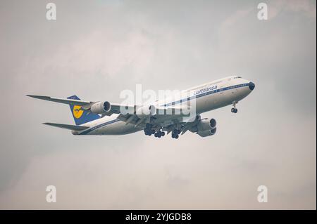 22.10.2024, Singapore, Repubblica di Singapore, Asia - Un aereo passeggeri Lufthansa Boeing 747-8 Jumbo Jet dipinto in livrea retrò anni '1970. Foto Stock