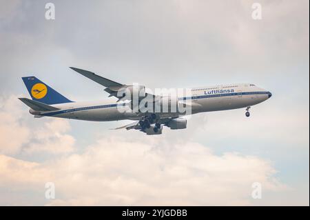 22.10.2024, Singapore, Repubblica di Singapore, Asia - Un aereo passeggeri Lufthansa Boeing 747-8 Jumbo Jet dipinto in livrea retrò anni '1970. Foto Stock