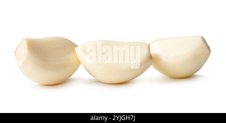 La vista laterale degli spicchi d'aglio sbucciati nella pila è isolata su sfondo bianco con percorso di ritaglio. Foto Stock