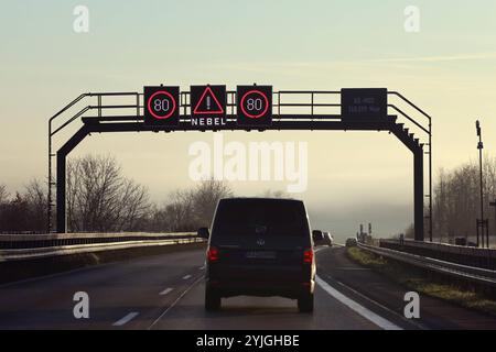 10.11.2024, Hohenstadt, Baden-Wuerttemberg, GER - Nebelwarnung auf der A8 a Richtung Osten. A 8, A8, Abstand, Alltag, aussen, Aussenaufnahme, Autobahn, Autos, Autoverkehr, BAB 8, Baden-Wuerttemberg, beeintraechtigt, Beeintraechtigung, Bremsweg, deutsch, Deutschland, diesig, dunstig, Europa, europaeisch, Fahrbahn, Fahrzeuge, gefaehrlich, Gefahr, Gesellschaft, Herbst, Hohenstadt, Jahreszeit, Kfz, Kraftfahrzeuge, Mindestabstand, Nebel, Nebelbank, nebelig, Nebelwarnung, neblig, Personenkraftwagen, PKW, QF, Querformat, schlechte Sicht, Sicherheit, Sicherheitsabstand, Sichtbehinderung, Sichtweite, Foto Stock