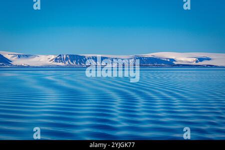 Naviga attraverso il meraviglioso Artico lungo il ghiacciaio tra Nordaustlandet e Spitsbergen Foto Stock