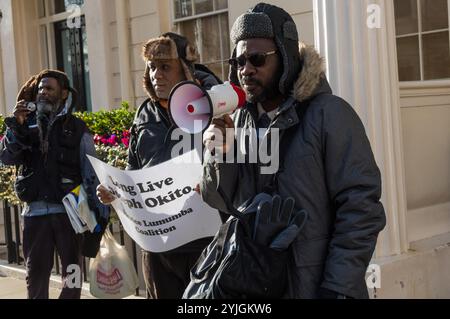 Londra, Regno Unito. 17 gennaio 2018. Nel 57° anniversario dell'assassinio del primo primo ministro del Congo Patrice Lumumba, una protesta dell'Internazionale Socialista Africana e della Coalizione Patrice Lumumba di fronte all'ambasciata belga ha ricordato gli oltre 10 milioni di congolesi uccisi dal 1998 per furto di Coltan, cobalto e altri minerali per produrre smartphone, auto elettriche, ecc. e ha chiesto la fine del sostegno militare belga al regime di Kabila nella Repubblica Democratica del Congo. Il Congo ha ottenuto l'indipendenza dal Belgio il 30 giugno 1960 con un governo democratico guidato dal primo ministro Foto Stock