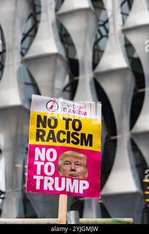 Londra, Regno Unito. 20 gennaio 2018. Resistere alla protesta contro il razzismo, la prima fuori dalla nuova ambasciata americana a nove Elms, è stata contro il chiaro razzismo del presidente Trump nel descrivere le nazioni africane, Haiti ed El Salvador come "shitholes”, che ha causato offesa e oltraggio in tutto il mondo. La campagna di Trump e il primo anno in carica sono stati segnati da attacchi razzisti contro le comunità nere, i migranti, i rifugiati e la comunità musulmana e dalle sue richieste di costruire un muro per tenere lontani i migranti. Questa è stata una delle numerose proteste di oggi di Stand Up to Racism e i manifestanti sono stati di fronte Foto Stock