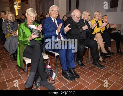 DATA RECORD NON DICHIARATA Festveranstaltung zum 70. Geburtstag des Wort zum Sonntag am Donnerstag 14.11.2024 in der evangelischen St. Markus Kirche a Monaco. Fotot v.li.: Die Ratsvorsitzende der Evangelischen Kirche in Deutschland EKD, Kirsten Fehrs Bundespraesident Frank-Walter Steinmeier Kardinal Reinhard Marx, Erzbischof von Muenchen Ulrike Scharf, Bayerische Staatsministerin fuer Familie, Arbeit und Soziales Katja Wildermuth, In 70 Rund 320 Sprecherinnen und Sprecher ha Foto Stock